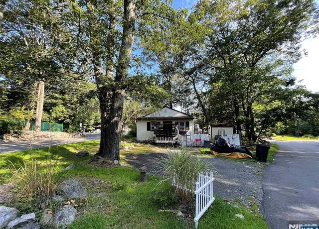 Property at 2 Lincoln Trl, Hopatcong, NJ 07843, 2 beds, 1 bath