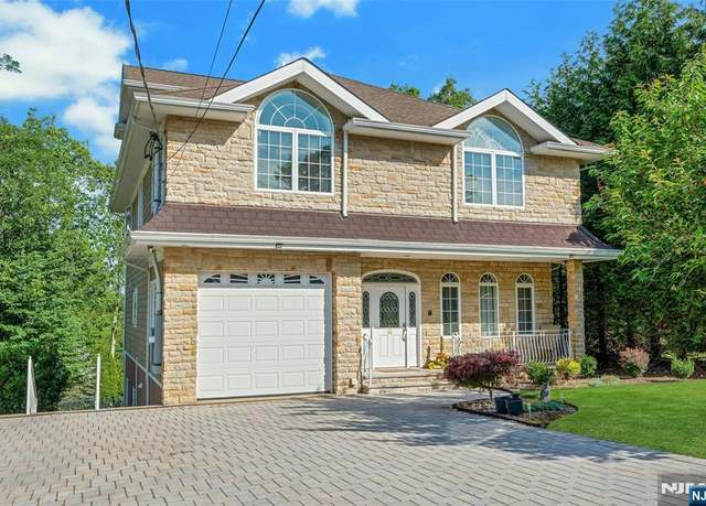 Property at 14 Chincopee Ave, Hopatcong, NJ 07843, 4 beds, 3.5 baths