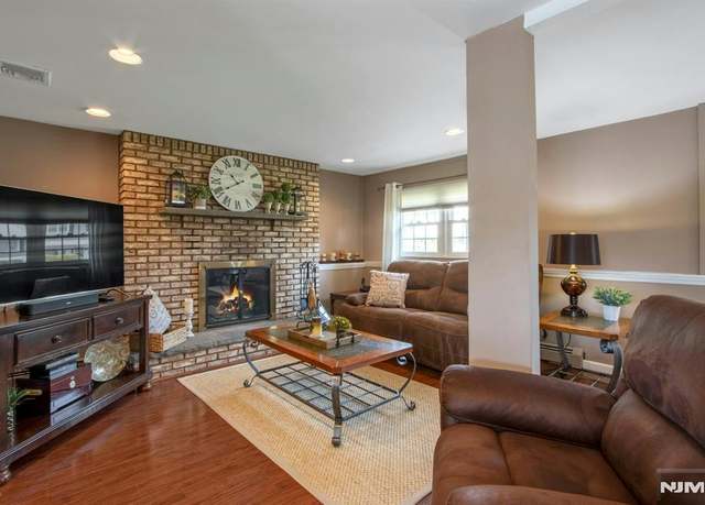 Property at 122 Royal Dr, Park Ridge, NJ 07656, 4 beds, 3 baths