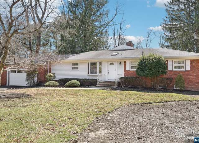 Property at 8 Sparrowbush Rd, Mahwah, NJ 07430, 3 beds, 2.5 baths
