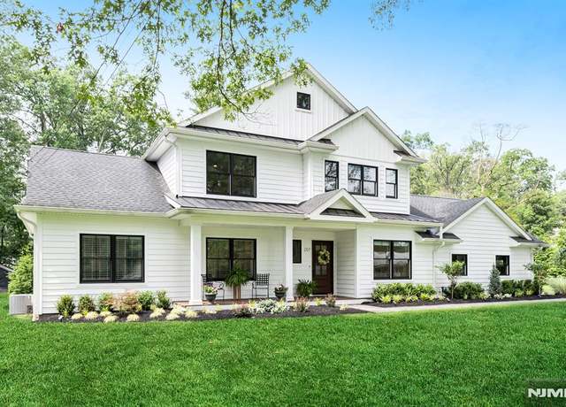 Property at 207 Henry Pl, Wyckoff, NJ 07481, 4 beds, 2.5 baths