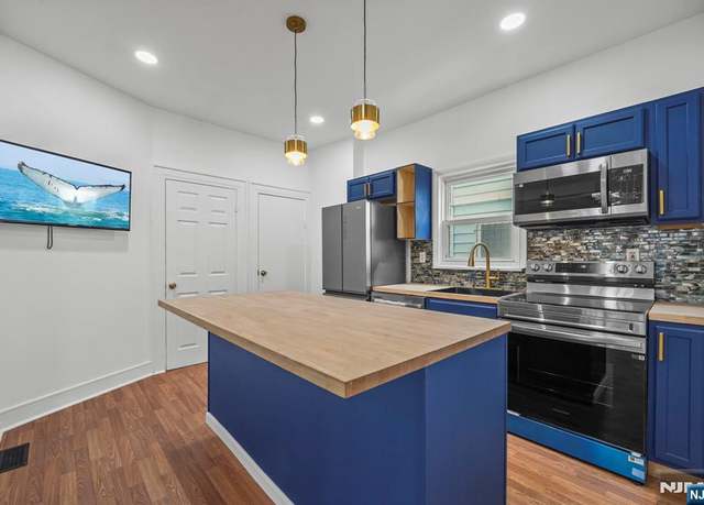 Property at 117 Lehigh Ave, Newark, NJ 07112, 4 beds, 2.5 baths