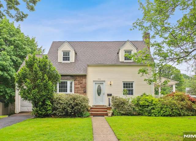 Property at 934 Alpine Dr, Teaneck, NJ 07666, 3 beds, 2.5 baths