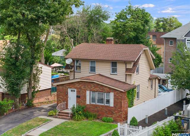 Property at 67 Willet St, Bloomfield, NJ 07003, 3 beds, 1.5 baths