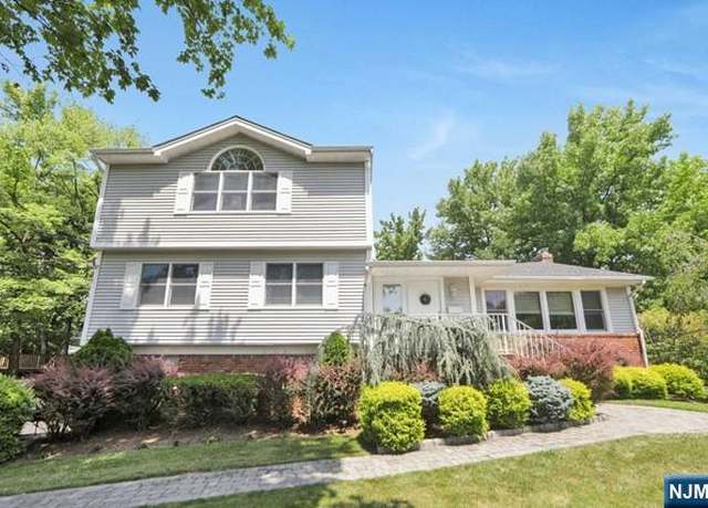 Property at 10 Lynn Dr, Englewood Cliffs, NJ 07632, 4 beds, 3.5 baths