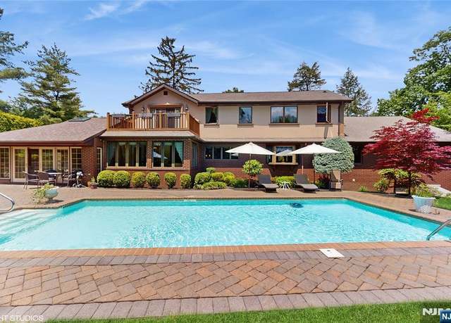 Property at 1 Woodmere Ct, Caldwell, NJ 07006, 4 beds, 4.5 baths