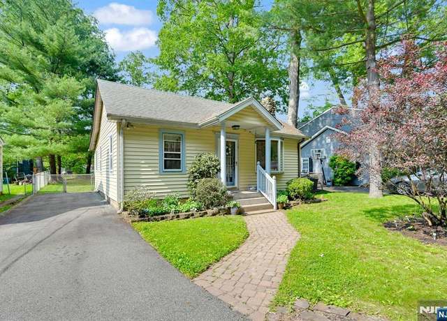Property at 117 Lakeview Ave, Ringwood, NJ 07456, 2 beds, 1 bath