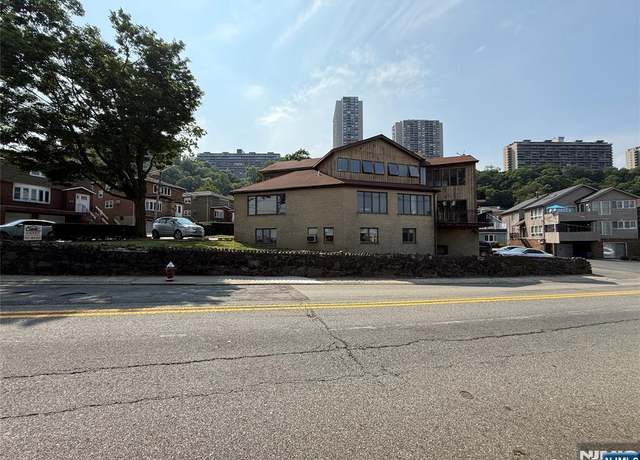 Property at 7 Sterling Pl, Edgewater, NJ 07020, 9 beds, 5.5 baths