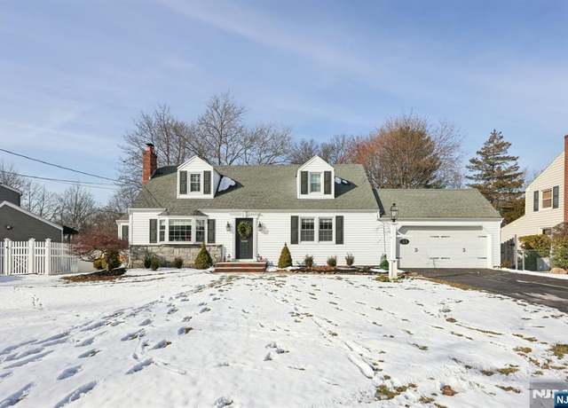 Property at 33 Highfield Ln, Cedar Grove, NJ 07009, 4 beds, 2.5 baths