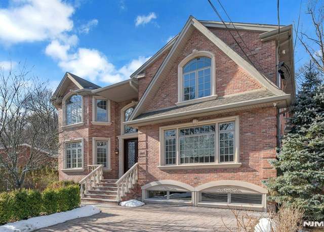 Property at 264 Castle Dr, Englewood Cliffs, NJ 07632, 5 beds, 5.5 baths
