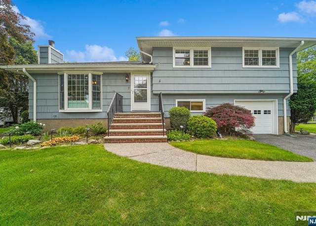 Property at 7 Swan Ter, Wayne, NJ 07470, 3 beds, 3.5 baths
