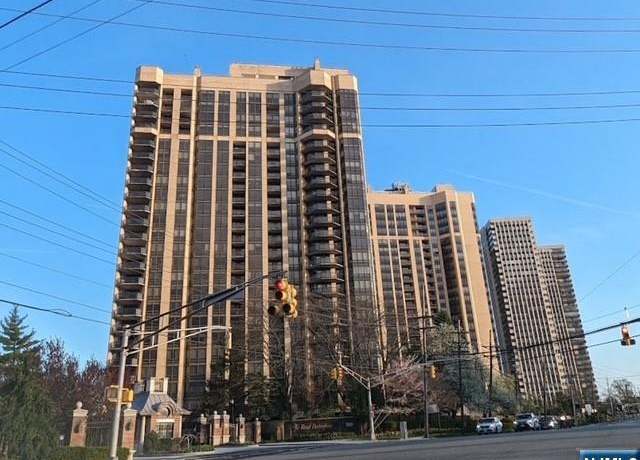 Property at 900 Palisade Ave Unit 1-J, Fort Lee, NJ 07024, 1 bed, 1.5 baths