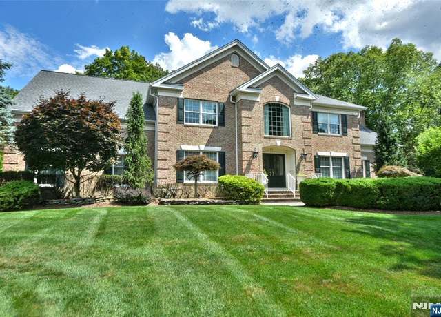 Property at 29 Hutton Dr, Mahwah, NJ 07430, 5 beds, 4 baths