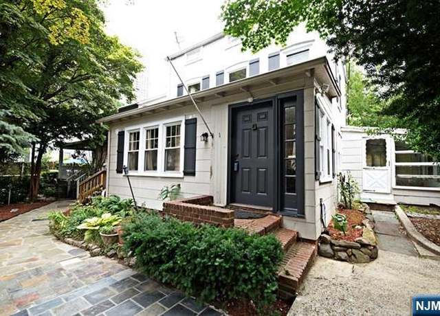 Property at 1 Leary Ln, Edgewater, NJ 07020, 4 beds, 3 baths