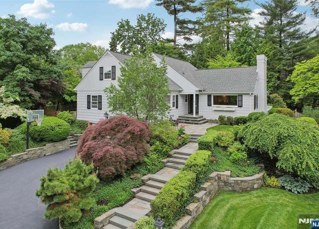 Property at 100 Crest Rd, Ridgewood, NJ 07450, 4 beds, 3 baths