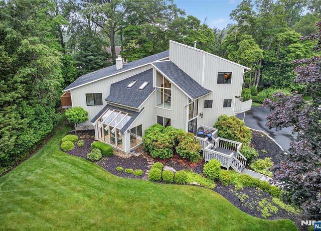 Property at 11 Country Ln, Mahwah, NJ 07430, 4 beds, 3.5 baths