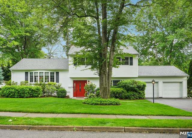 Property at 40 Braemar Dr, Wayne, NJ 07470, 3 beds, 2.5 baths
