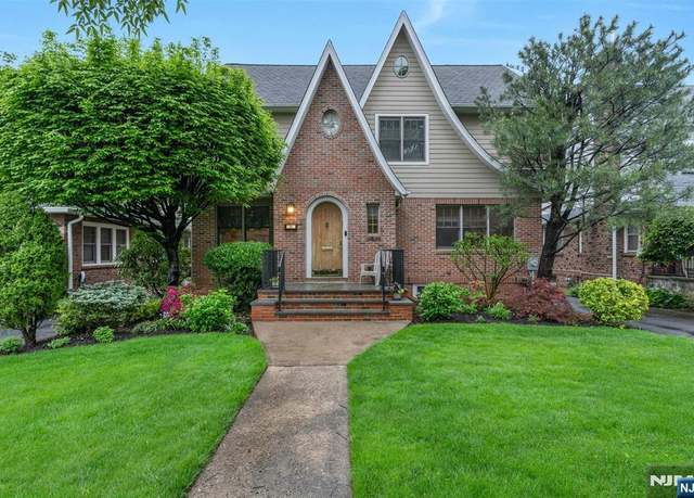 Property at 1305 Dickerson Rd, Teaneck, NJ 07666, 7 beds, 4 baths