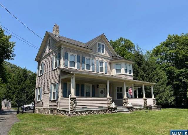 Property at 889 Circle Ave, Franklin Lakes, NJ 07417, 4 beds, 2 baths