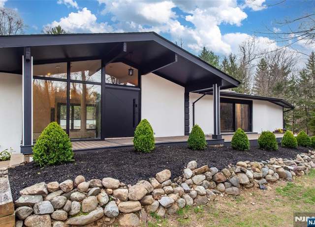 Property at 9 Fieldstone Ct, Upper Saddle River, NJ 07458, 4 beds, 6 baths