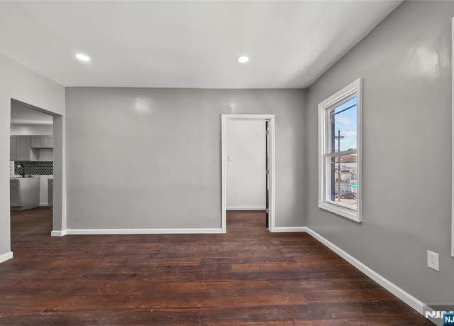 Property at 67 Mercer St, Paterson, NJ 07524, 6 beds, 2.5 baths