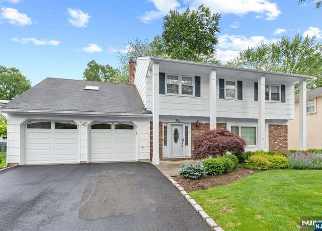 Property at 4 Kimberly Way, River Edge, NJ 07661, 4 beds, 2.5 baths