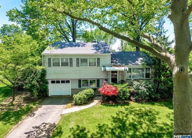 Property at 320 Ellen Pl, Paramus, NJ 07652, 3 beds, 1.5 baths