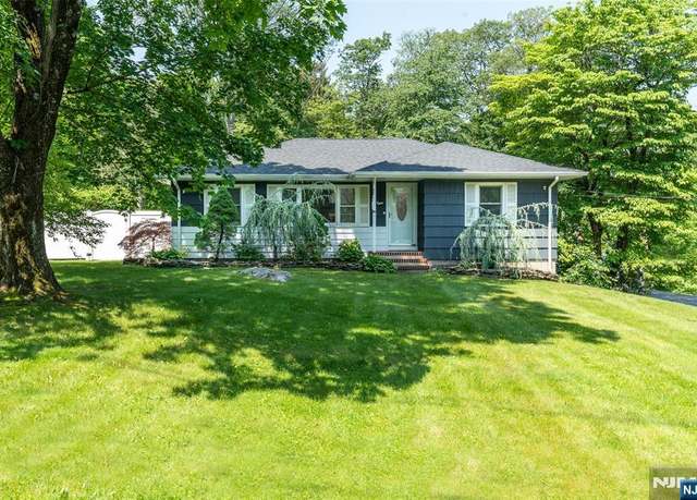 Property at 8 Boonton Ave, Kinnelon Borough, NJ 07405, 3 beds, 2 baths