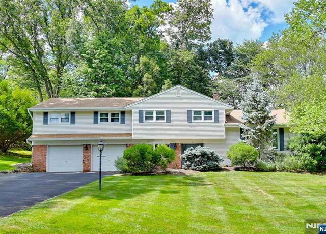 Property at 1 King Rd, Park Ridge, NJ 07656, 4 beds, 3 baths
