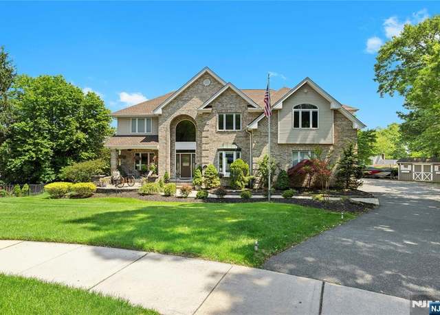 Property at 12 Woodland Ct, Wayne, NJ 07470, 5 beds, 5 baths