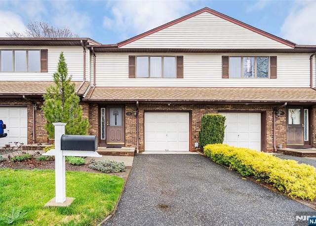 Property at 7 Staal Ln, Lodi, NJ 07644, 2 beds, 2.5 baths