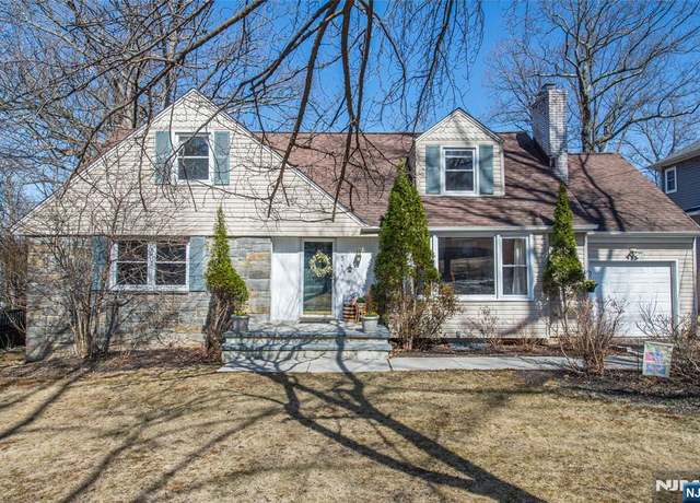 Property at 5 Grove St, Caldwell, NJ 07006, 4 beds, 3.5 baths