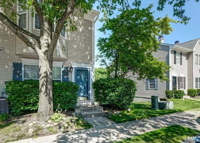 Property at 2082 Drake Ct, Mahwah, NJ 07430, 2 beds, 2.5 baths
