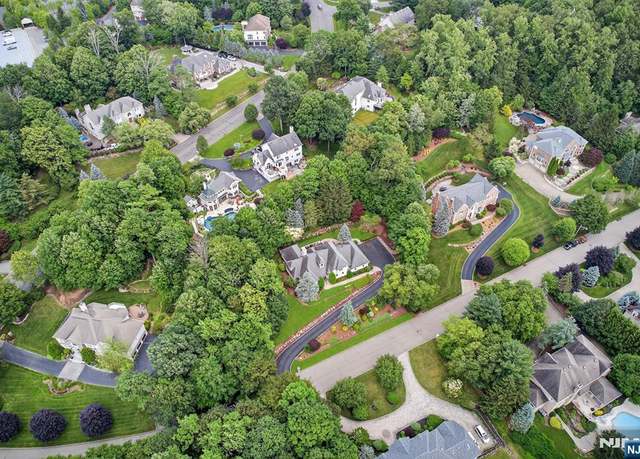 Property at 84 Walsh Dr, Mahwah, NJ 07430, 4 beds, 3.5 baths