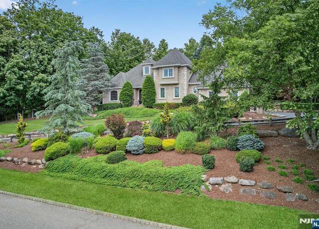 Property at 84 Walsh Dr, Mahwah, NJ 07430, 4 beds, 3.5 baths