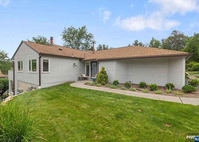 Property at 206 Wind Hollow Ct, Mahwah, NJ 07430, 4 beds, 3.5 baths