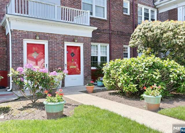 Property at 927 Commonwealth Dr #4, Teaneck, NJ 07666, 3 beds, 2.5 baths