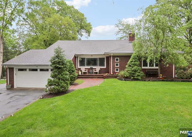 Property at 39 Chuckanutt Dr, Oakland, NJ 07436, 4 beds, 3 baths