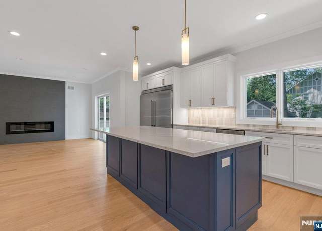 Property at 273 W Englewood Ave, Teaneck, NJ 07666, 5 beds, 4.5 baths