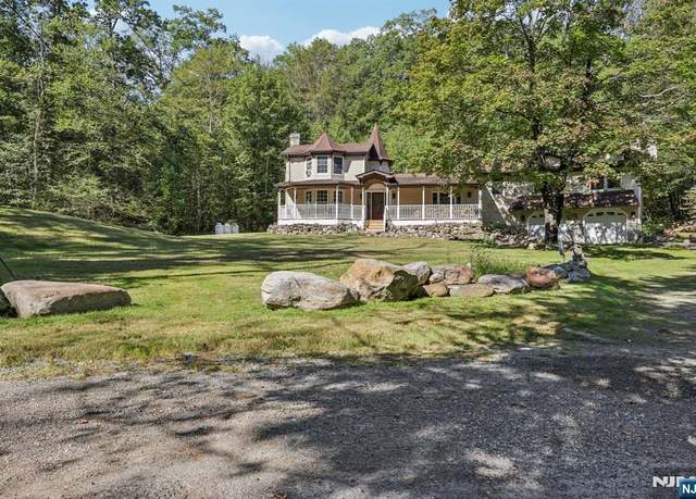 Property at 921 Tulip Trl, Newton, NJ 07860, 3 beds, 2 baths
