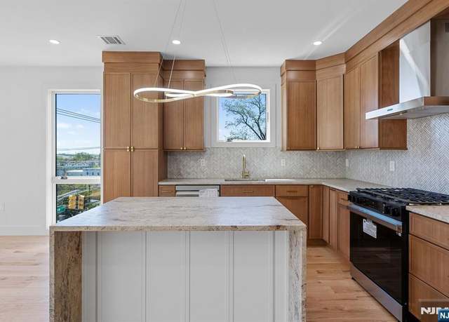 Property at 849 Pleasantview Ter, Ridgefield, NJ 07657, 6 beds, 5 baths
