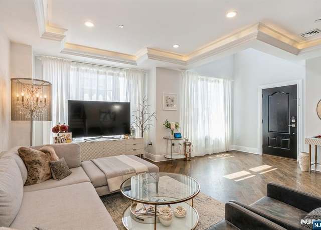 Property at 8 Marquis Ct, Edgewater, NJ 07020, 2 beds, 2.5 baths