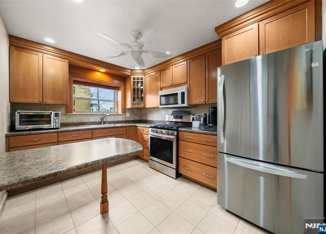 Property at 2430 8th St Unit 2B, Fort Lee, NJ 07024, 1 bed, 1 bath