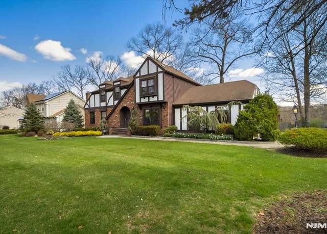 Property at 4 Pine Tree Dr, Wayne, NJ 07470, 4 beds, 2.5 baths