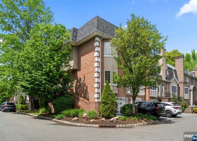 Property at 127 Stonegate Trl, Cresskill, NJ 07626, 2 beds, 2 baths