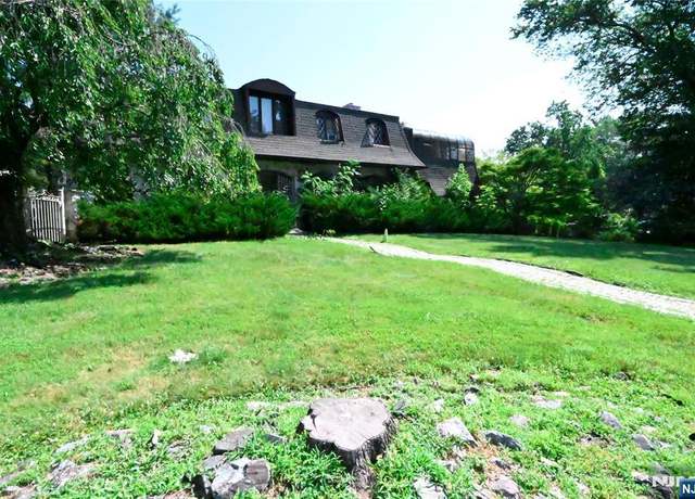 Property at 13 Victoria Ln, Mahwah, NJ 07430, 3 beds, 2.5 baths