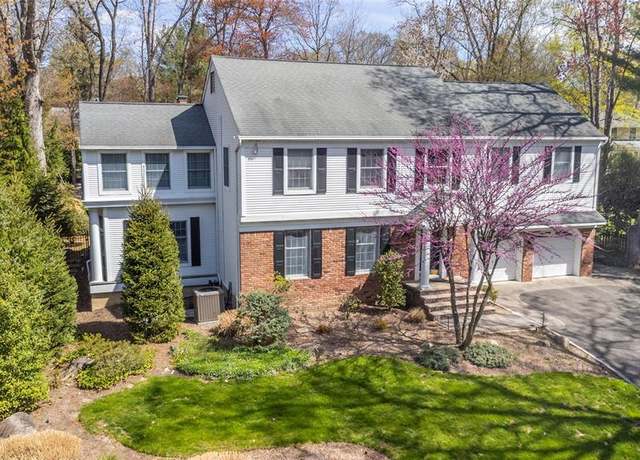 Property at 38 Farley Pl, Allendale, NJ 07401, 5 beds, 4.5 baths