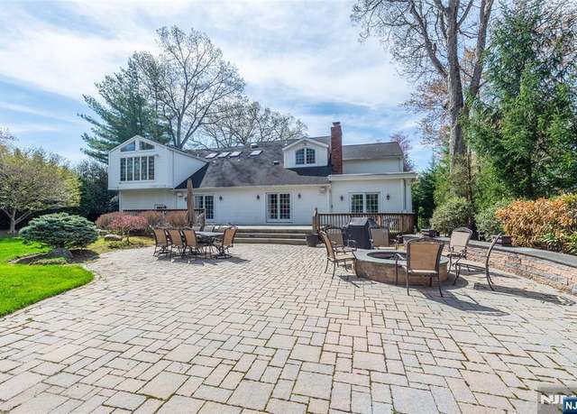 Property at 38 Farley Pl, Allendale, NJ 07401, 5 beds, 4.5 baths