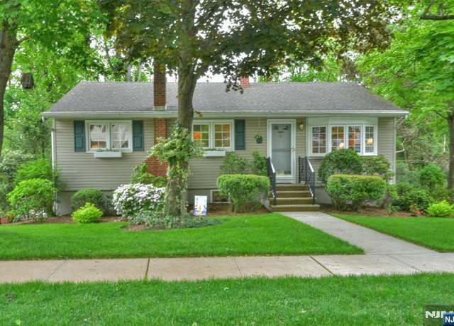Property at 121 Red Twig Trl, Bloomingdale, NJ 07403, 4 beds, 1.5 baths