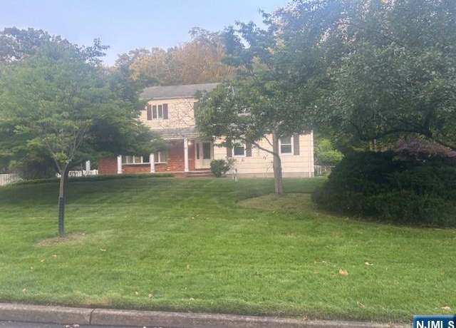 Property at 13 Heritage Rd, Old Tappan, NJ 07675, 4 beds, 2.5 baths